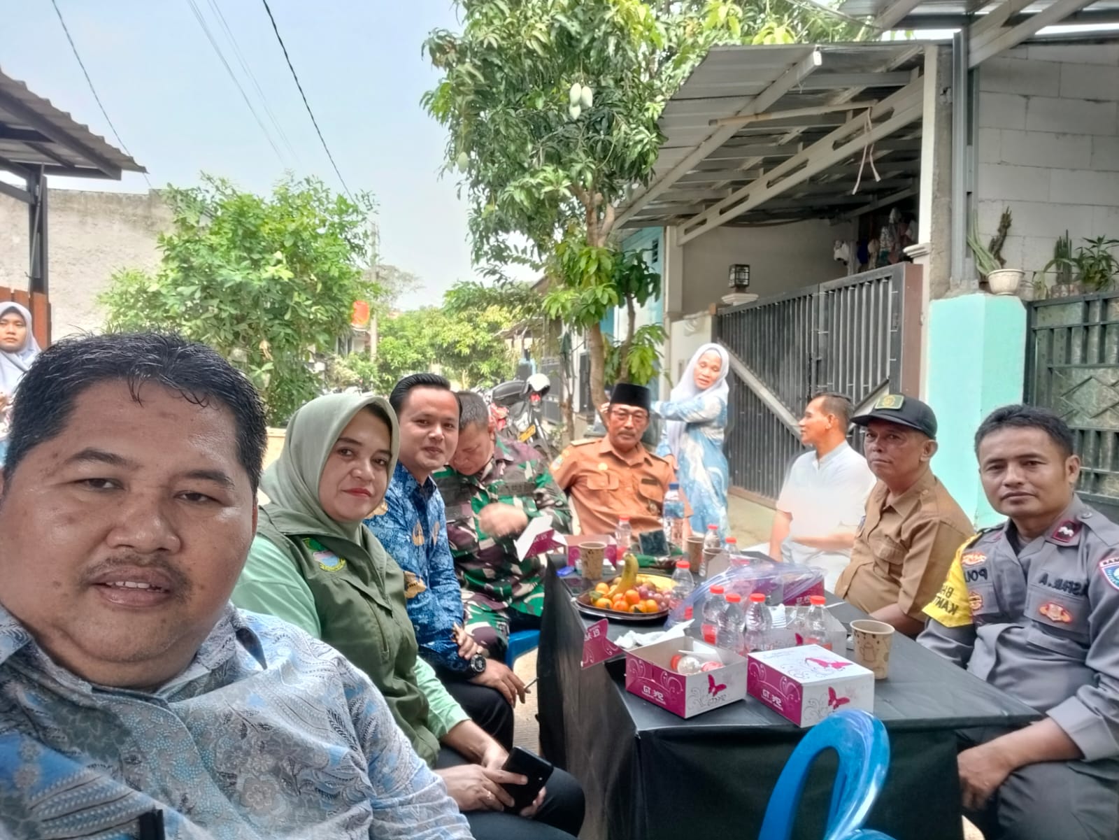 Ketua RW 017 Perum Vila Mutiara Setu Bersama Pemdes Cijengkol Sambut Tim Kunker Kementerian Kesehatan RI