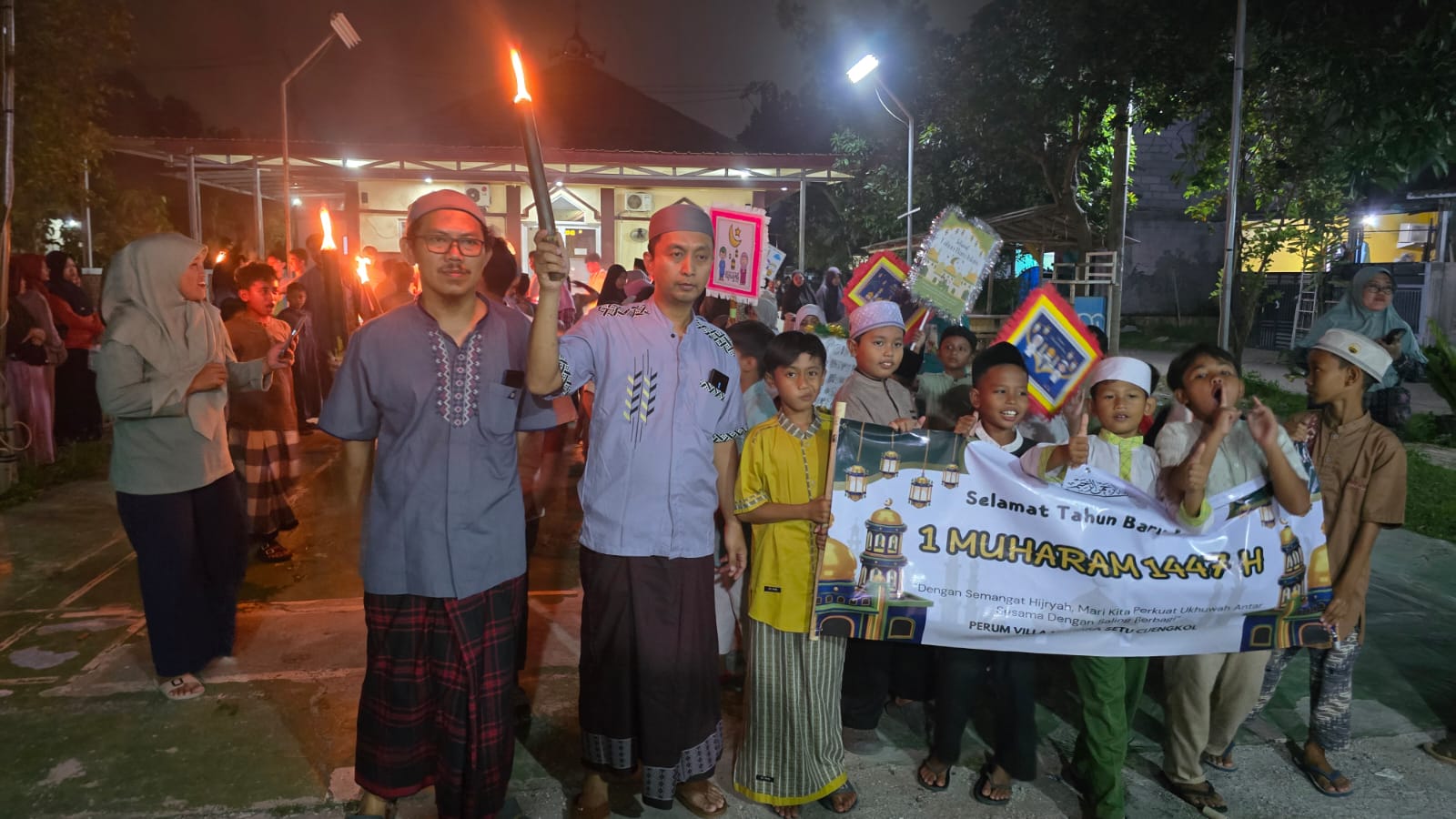 Warga RW.017 Perumahan Villa Mutiara Setu Adakan Pawai Obor Menyambut Tahun Baru Islam 1 Muharam 1447 Hijriah
