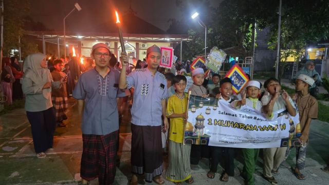 Warga RW.017 Perumahan Villa Mutiara Setu Adakan Pawai Obor Menyambut Tahun Baru Islam 1 Muharam 1447 Hijriah